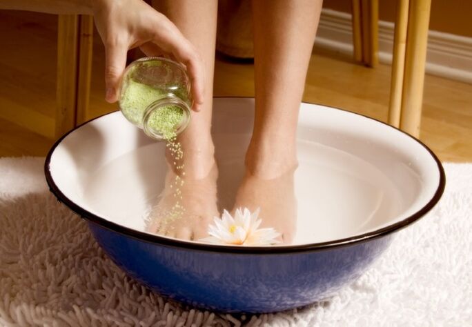 Bathing with peppermint salt will help get rid of onychomycosis quickly