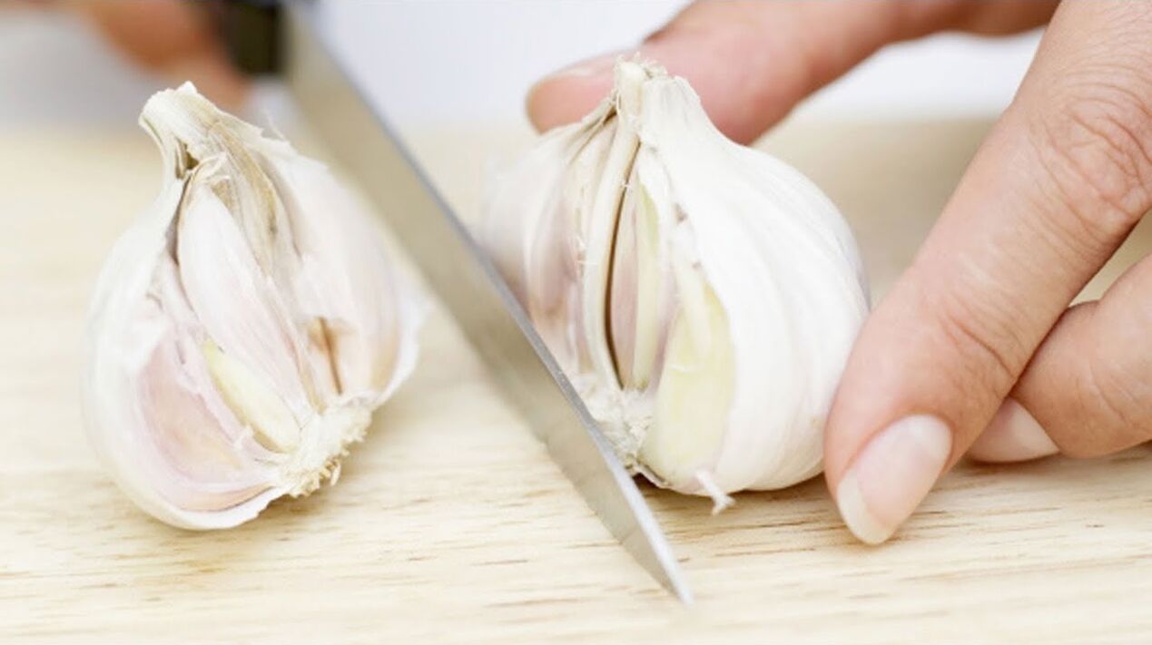 Garlic - a folk remedy to combat toenail fungus